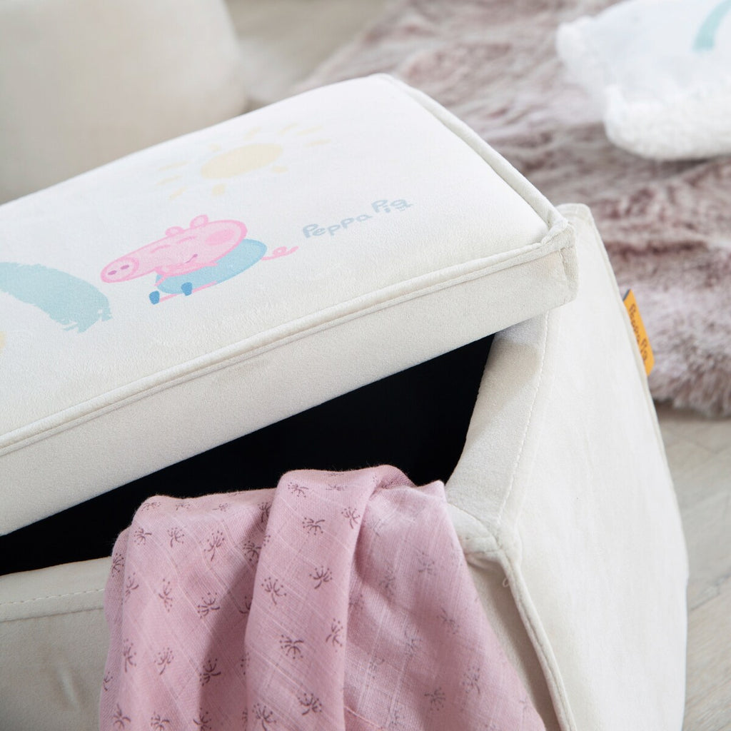 Barnekrakk med oppbevaring Peppa Pig sittehøyde 27 cm med barn som sitter