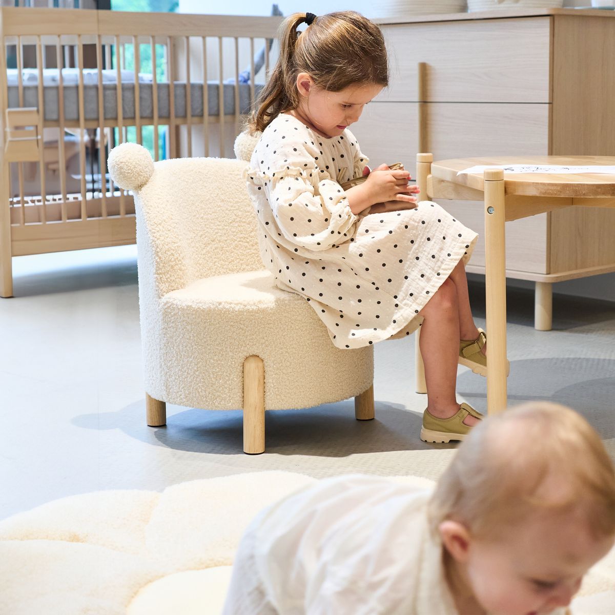 Barnelenestol i teddystoff offwhite 45x45x56 cm Childhome med puter