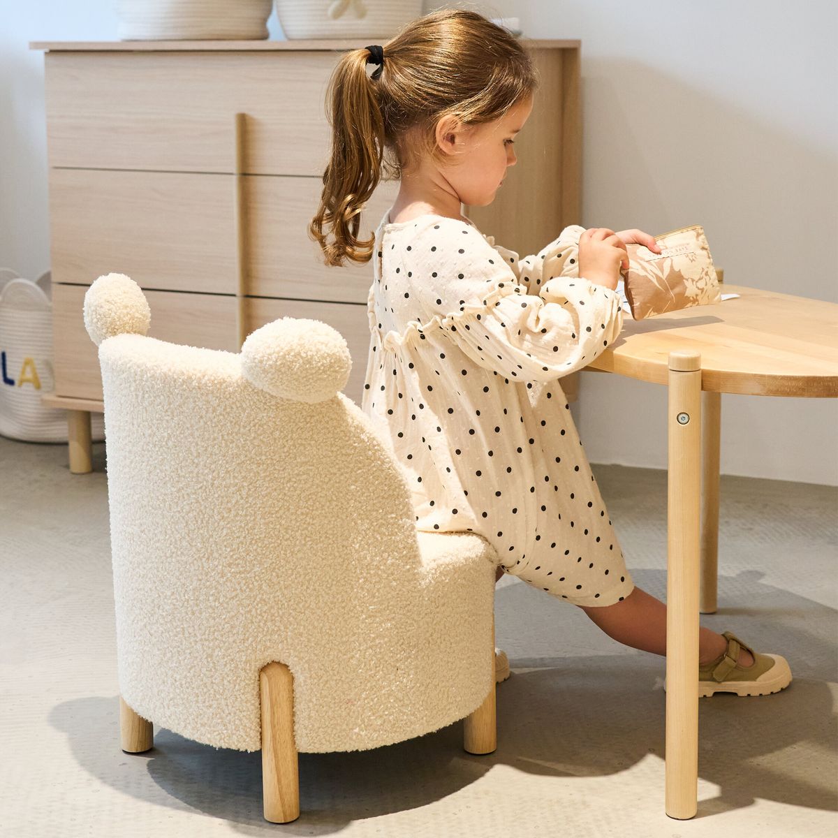 Barnelenestol i teddystoff offwhite 45x45x56 cm Childhome i koselig miljø