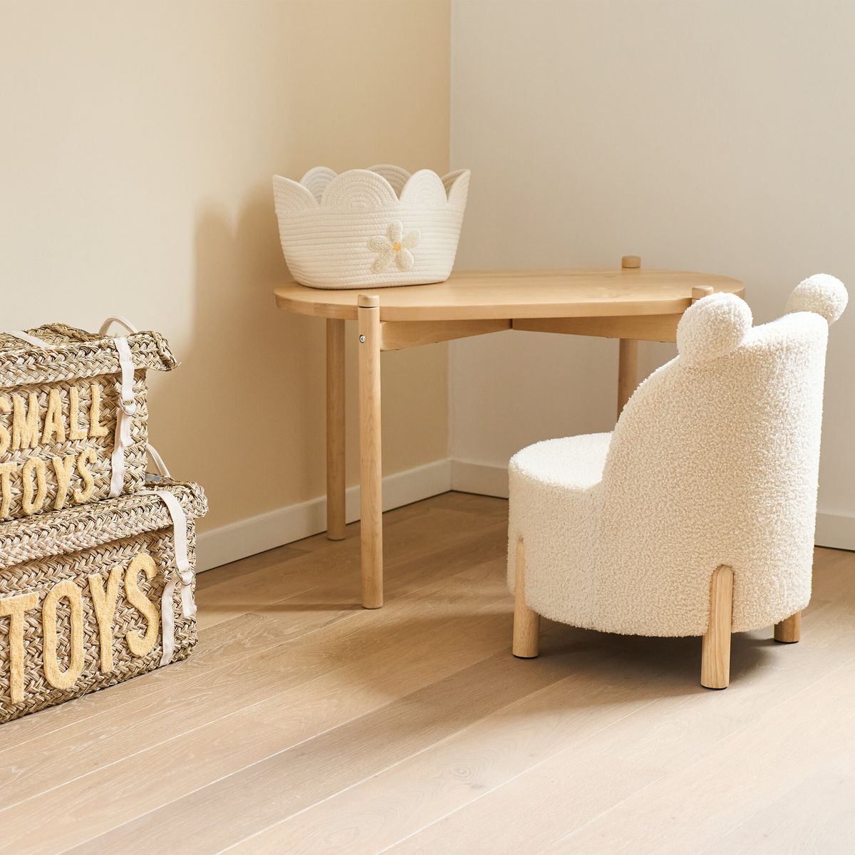 Barnelenestol i teddystoff offwhite 45x45x56 cm Childhome detalj av stoffstruktur