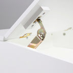 Nærbilde av dempingsbeslag på barnepult med stol i hvitlakkert MDF med oppbevaring