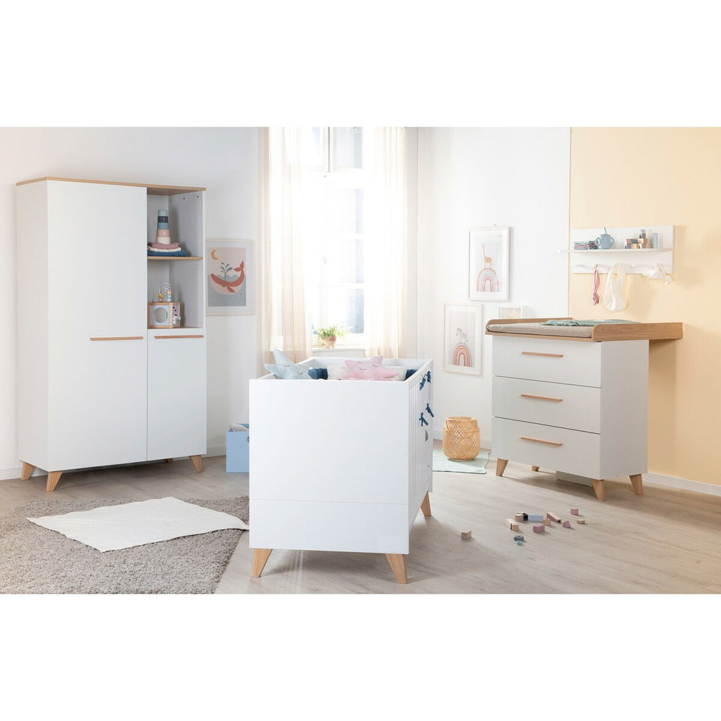 Barneromsmobler Leon 3 deler hvit eik med bedside-seng forfra