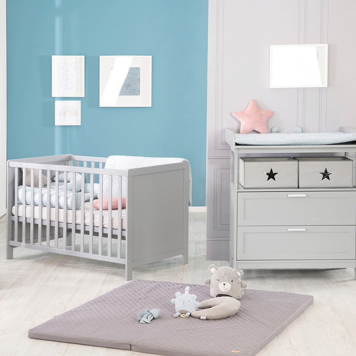 Barneromssett Hamburg med stellekommode og bedside crib bakside