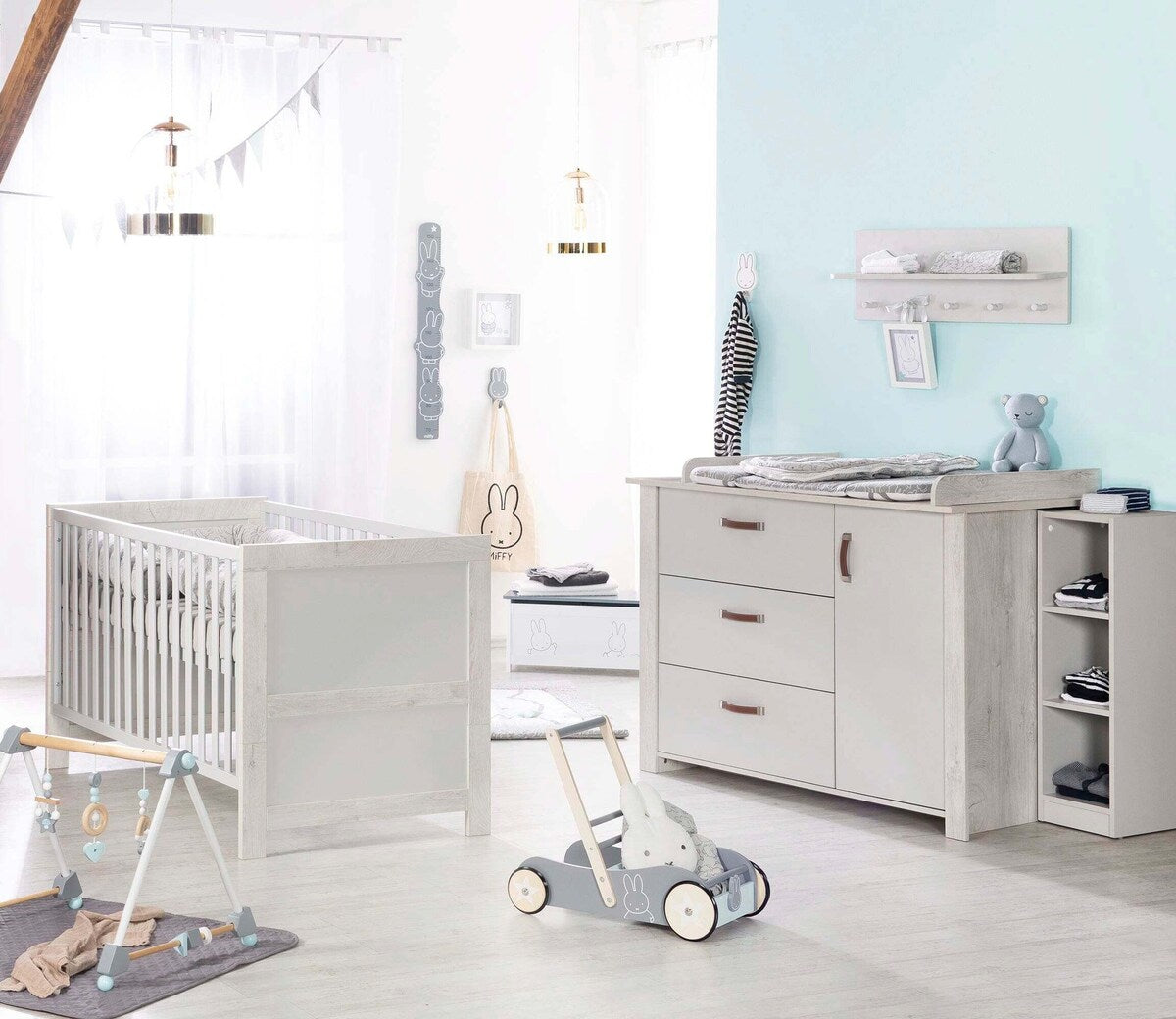 Bakside av Barneromssett Mila med sprinkelseng og stellekommode - roba