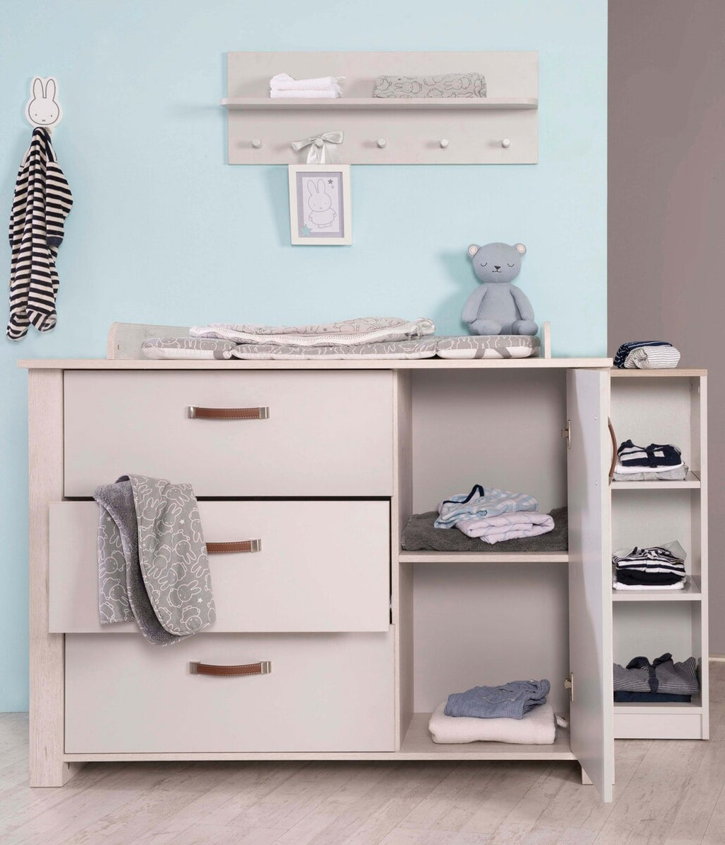 Detalj av moderne lærgrep på Barneromssett Mila med sprinkelseng og stellekommode