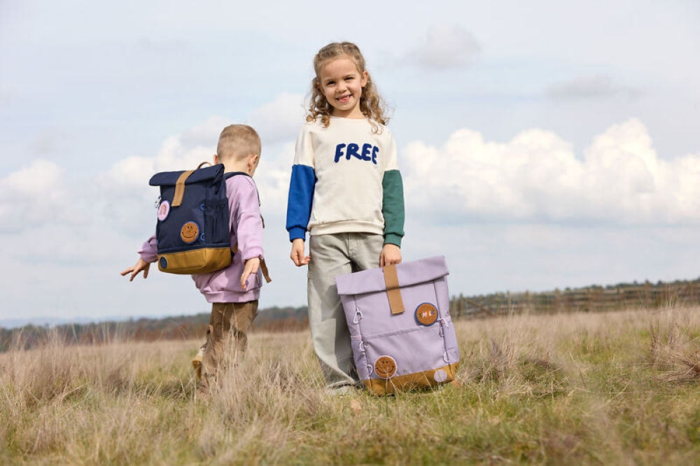 Barneryggsekk rolltop 9-11 l lilac resirkulert polyester sidevisning med lommer