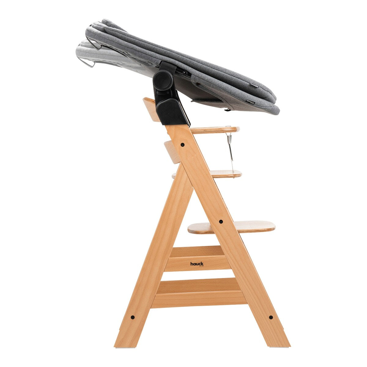 Montert Barnestol Alpha+ med Newborn sett Pro ved bord