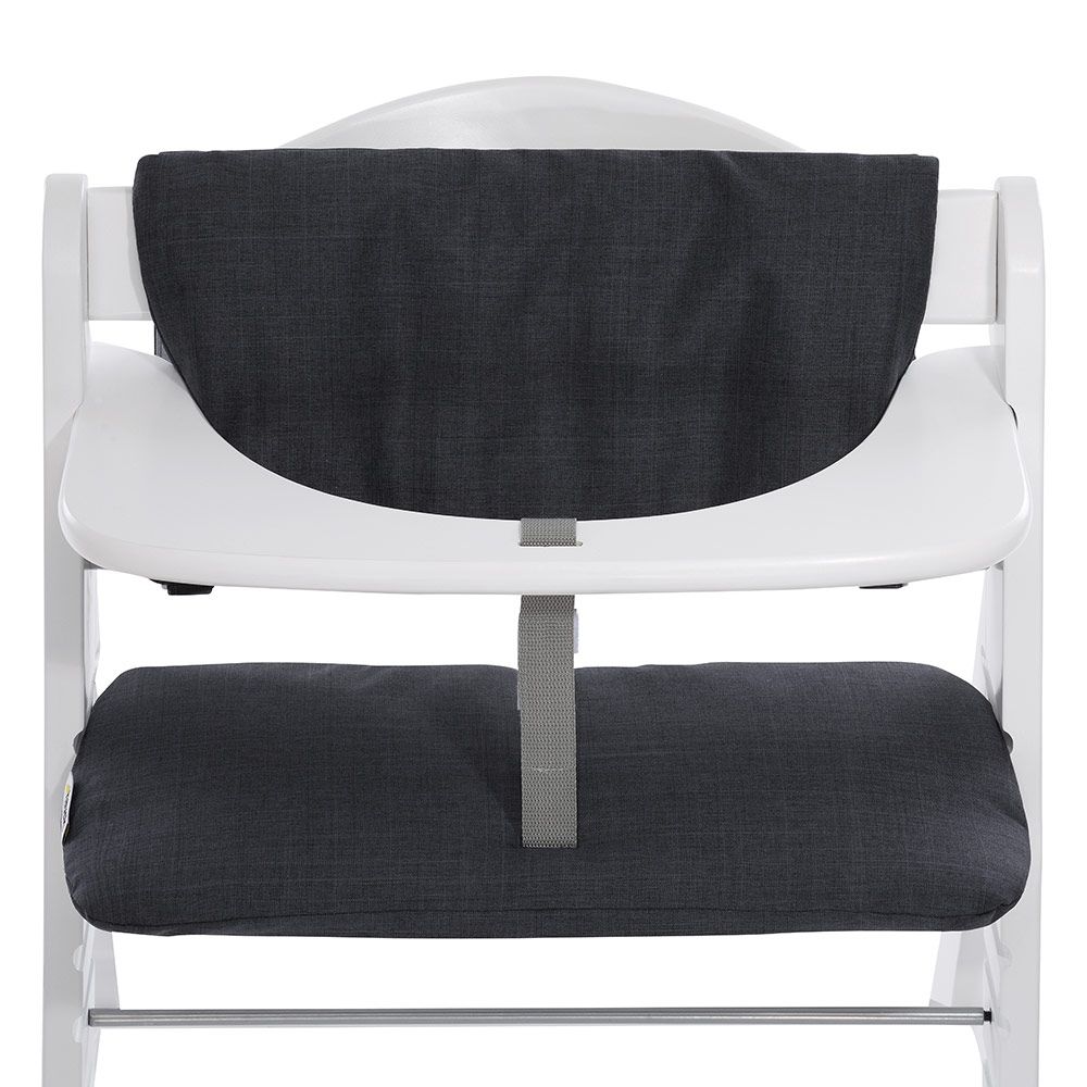 Barnestol Alpha Plus natur ved familiebordet