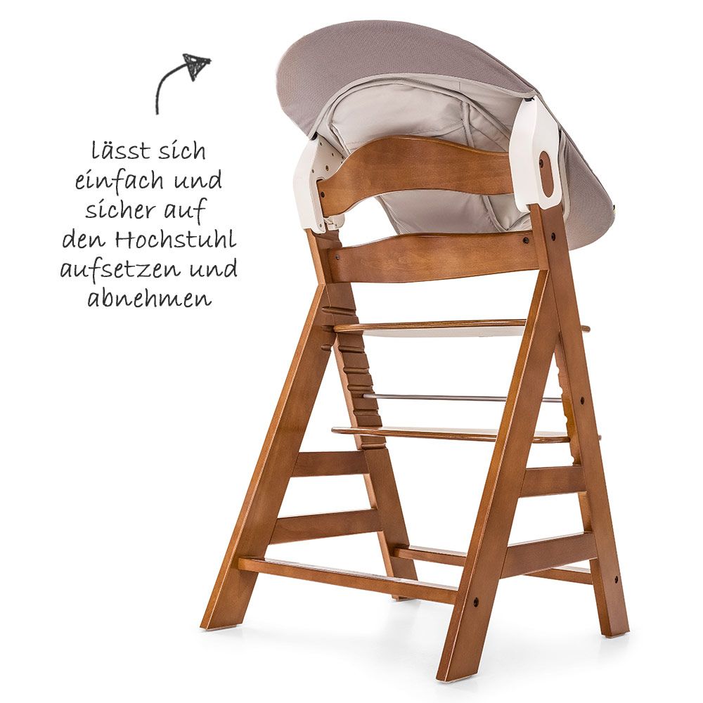 Barnestol Alpha Plus Walnut Hauck montert med nyfødtinnlegg