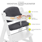 Barnestol Alpha Plus White sett med sittepute og lekebrett bakside