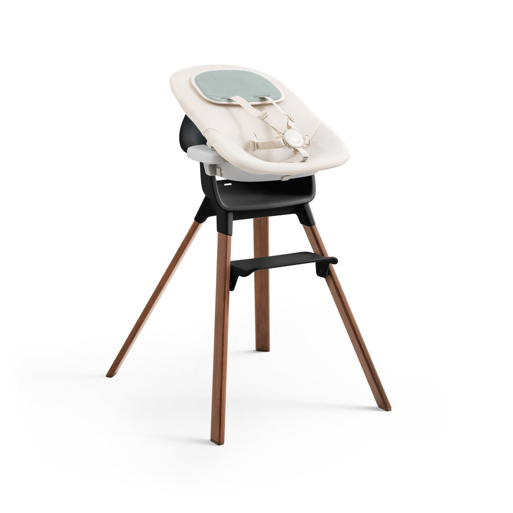 Montert Barnestol Clikk Black/Warm Brown med brett og sele i bruk