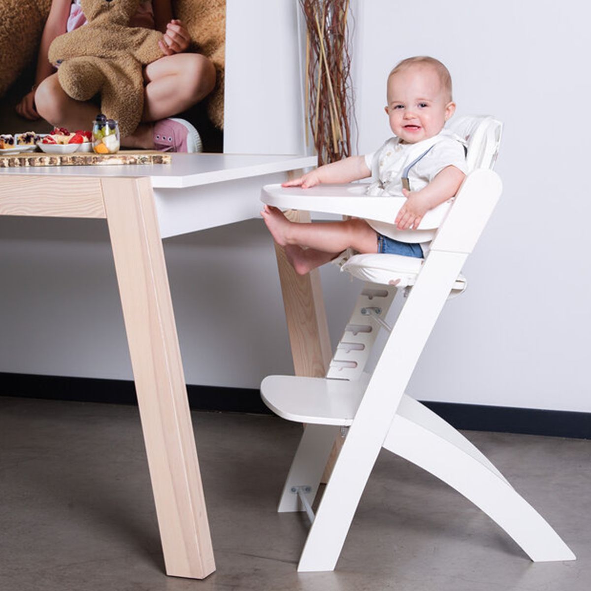 Barnestol Evosit fra 6 mnd med avtakbart spisebrett hvit sideprofil