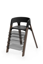 Detalj av barnestol Steps Black/Warm Brown