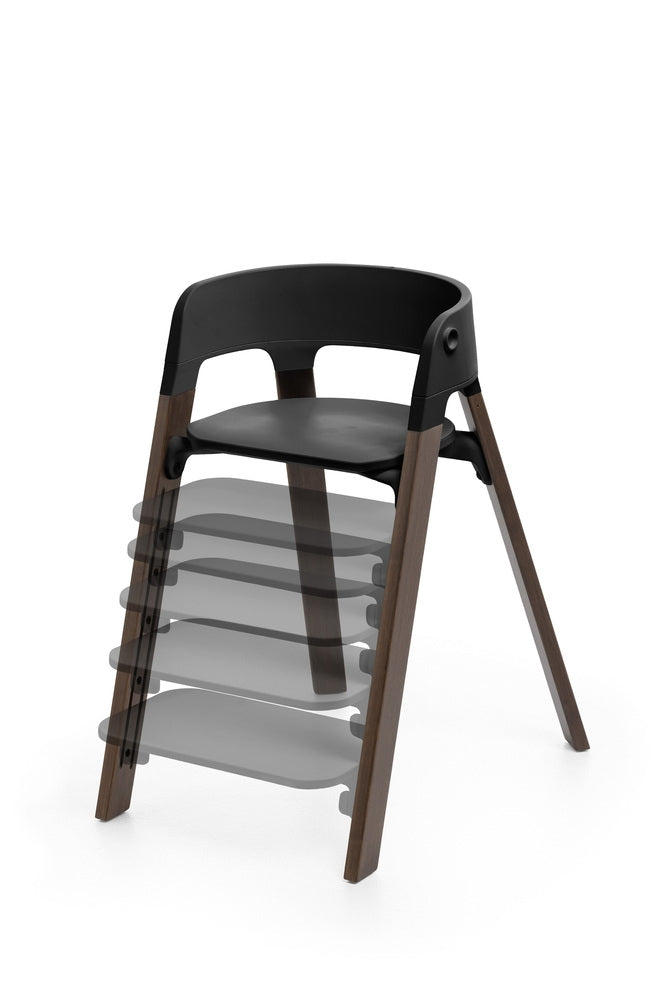 Detalj av barnestol Steps Black/Warm Brown