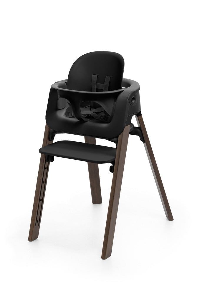 Nærbilde av sikkerhetssele på Barnestol Steps Black/Warm Brown