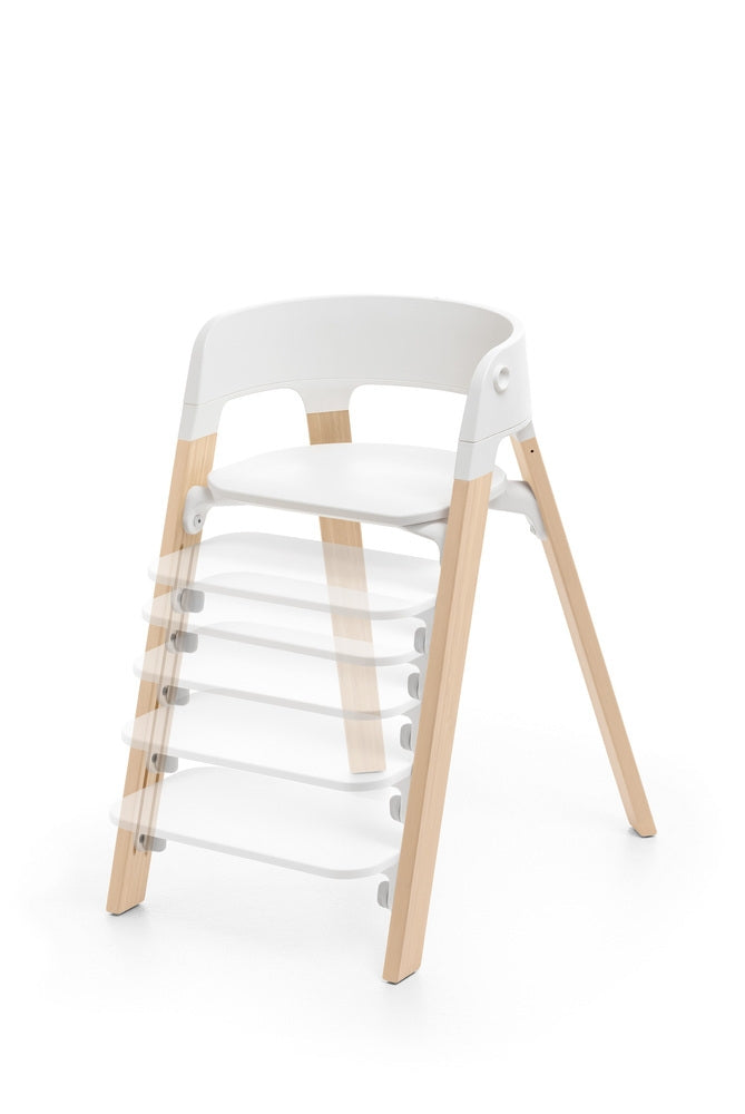 Barnestol Steps white natural detalj av brett