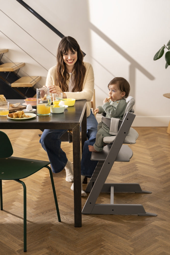Nærbilde av justerbar sitteplate på Barnestol Tripp Trapp bøk Storm Grey