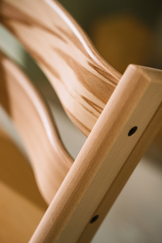 Barnestol Tripp Trapp bøk Wild Wood inkl. Baby Set ved spisebordet