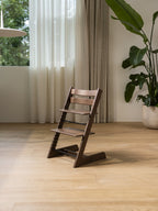 Barnestol Tripp Trapp eik Warm Brown inkl. Baby Set montert ved bord