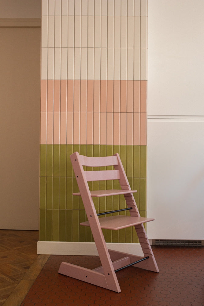 Detalj av justerbare sitte- og fotplater på Barnestol Tripp Trapp Heather Mauve