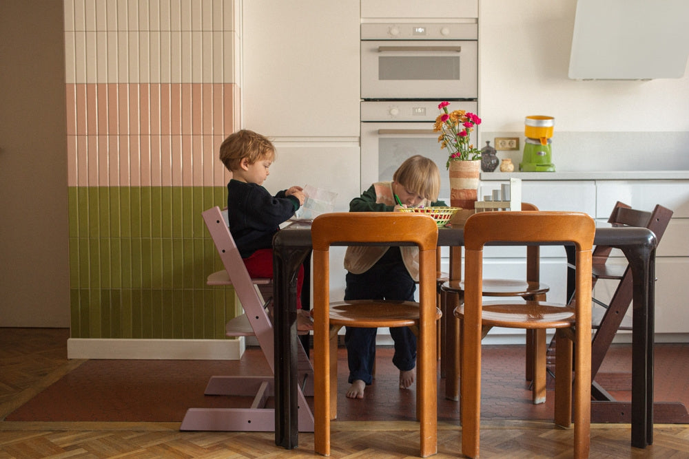 Nærbilde av treverket på Barnestol Tripp Trapp Heather Mauve