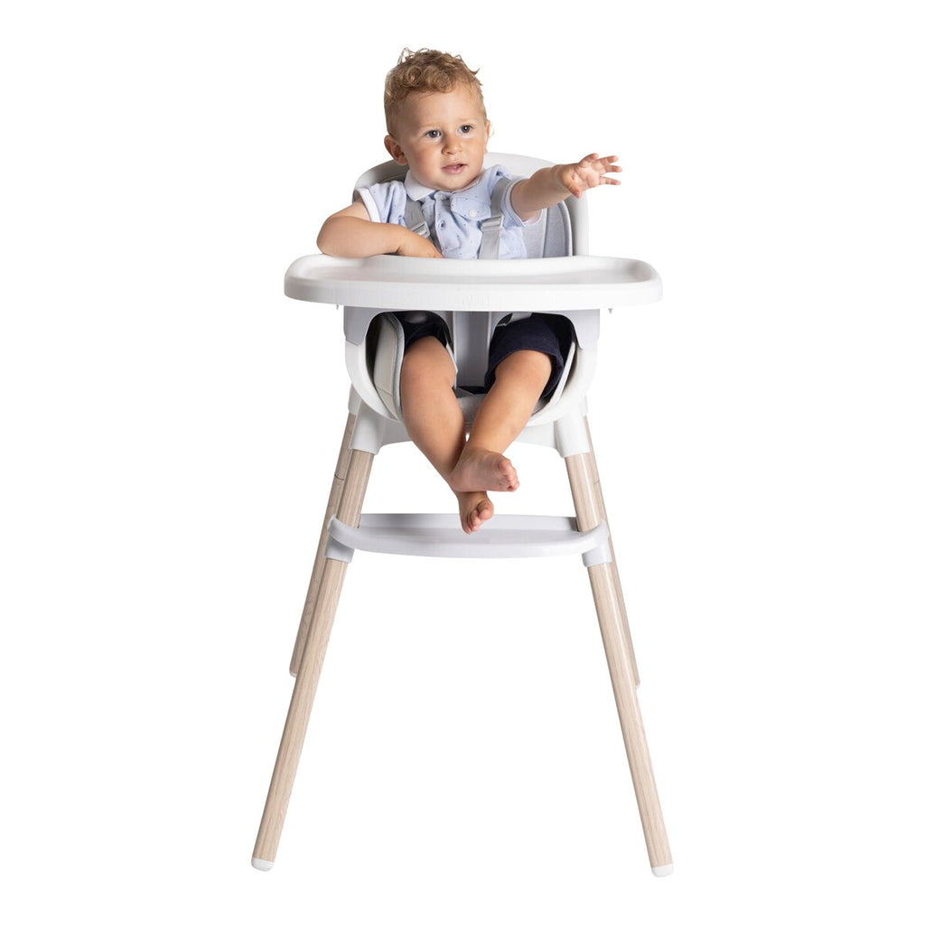 Barnestol Zest Plus 6–36 mnd og småbarnsstol opptil 40 kg montert ved spisebord