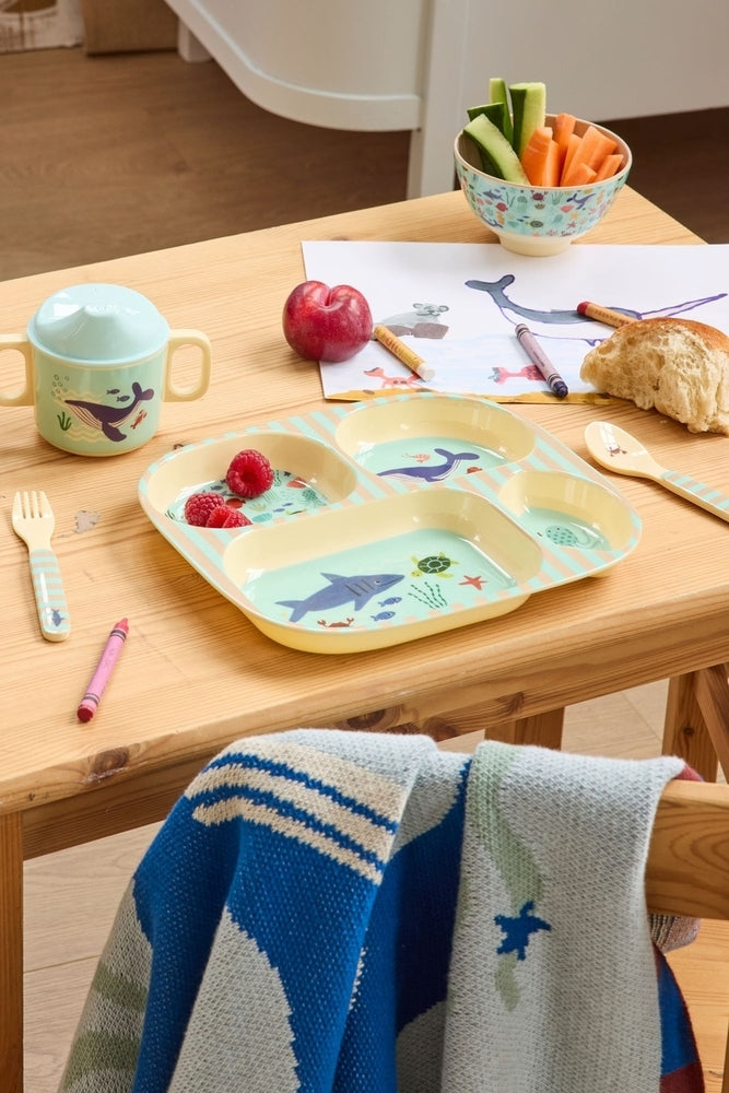 Bakside av barnetallerken i melamin med 4 rom Blue Ocean-print