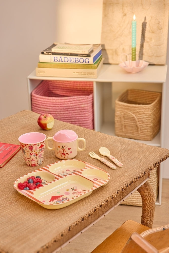 Barnetallerken i melamin med 4 rom Pink Fun Fair-print bakside