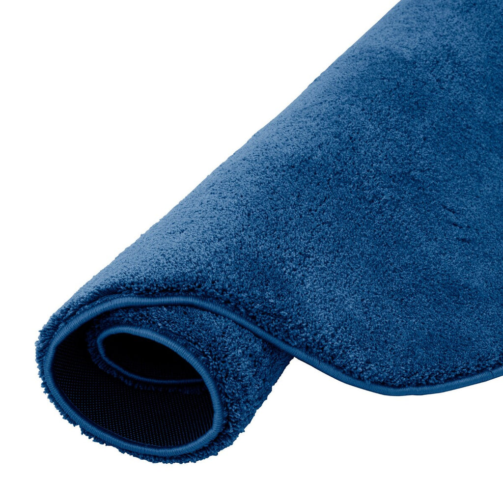 Nærbilde av mykt materiale på Barneteppe Silky Kids rundt langfloret 100 % polyester