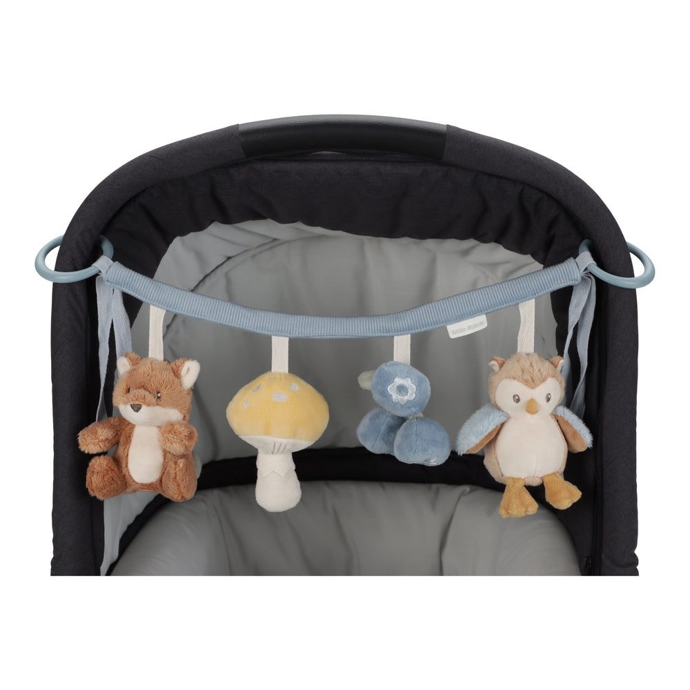 Detalj av figurer på Barnevognkjede Forest Friends med rangle og knitter