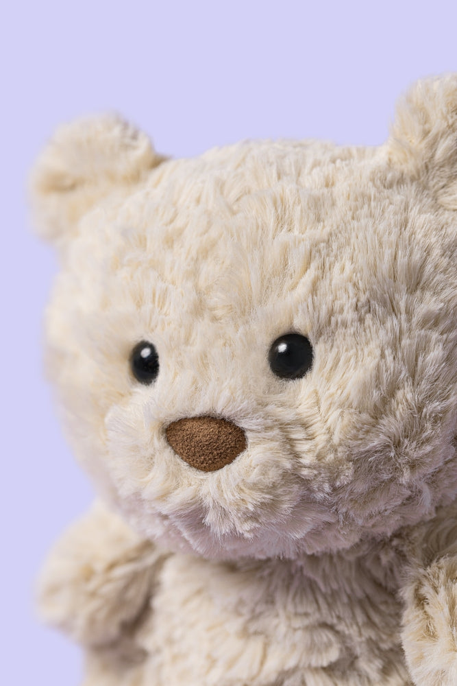Montert Bartholomew Bear Junior kosebamse sittende