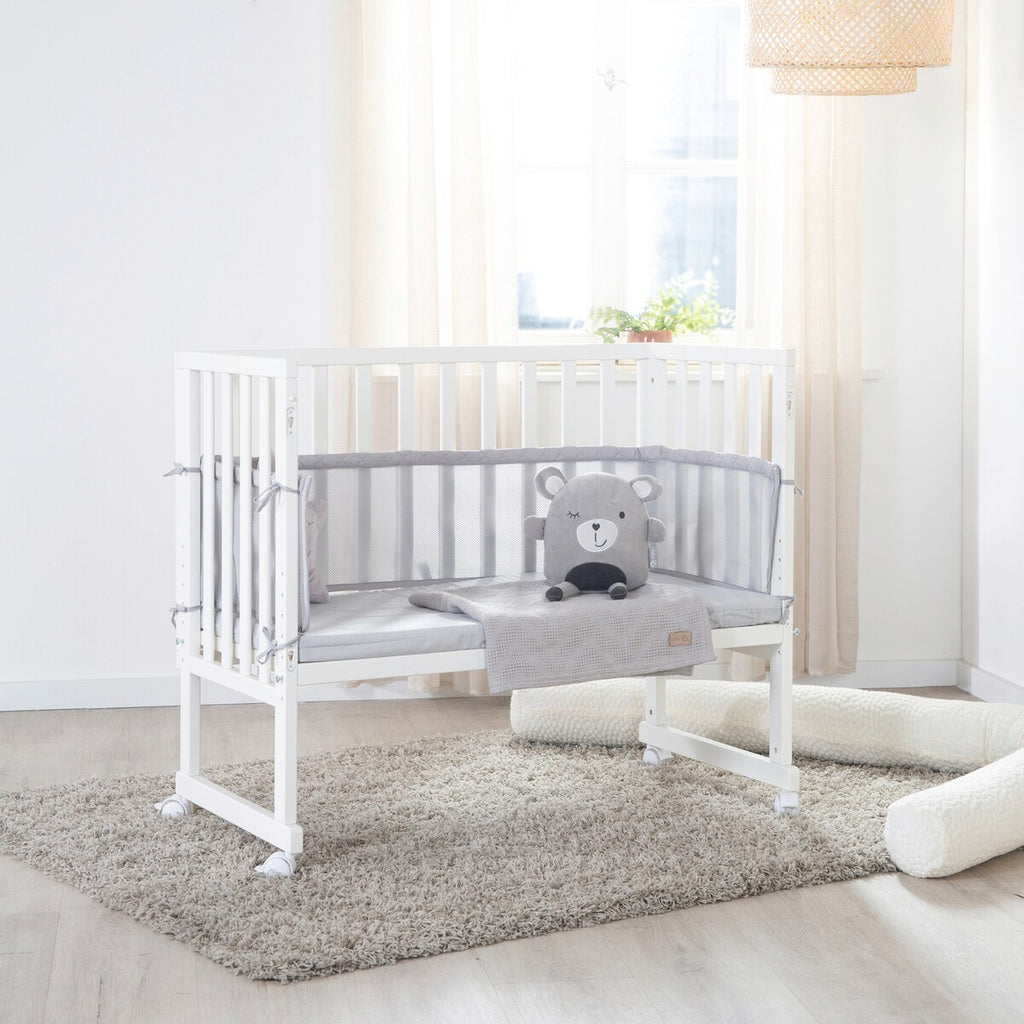 Bedside crib 3-i-1 med barriere roba Style grå 45x90 cm montert ved foreldreseng