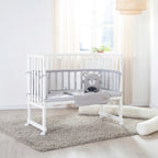 Bedside crib 3-i-1 med barriere roba Style grå 45x90 cm montert ved foreldreseng