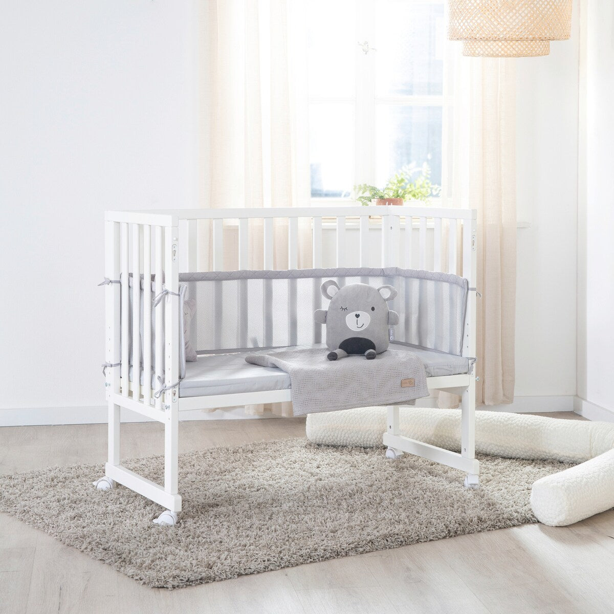 Bedside crib 3-i-1 med barriere roba Style grå 45x90 cm montert ved foreldreseng