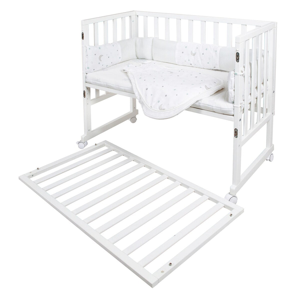 Montert Bedside crib 3-i-1 Sternenzauber safe asleep® hvit i foreldreseng