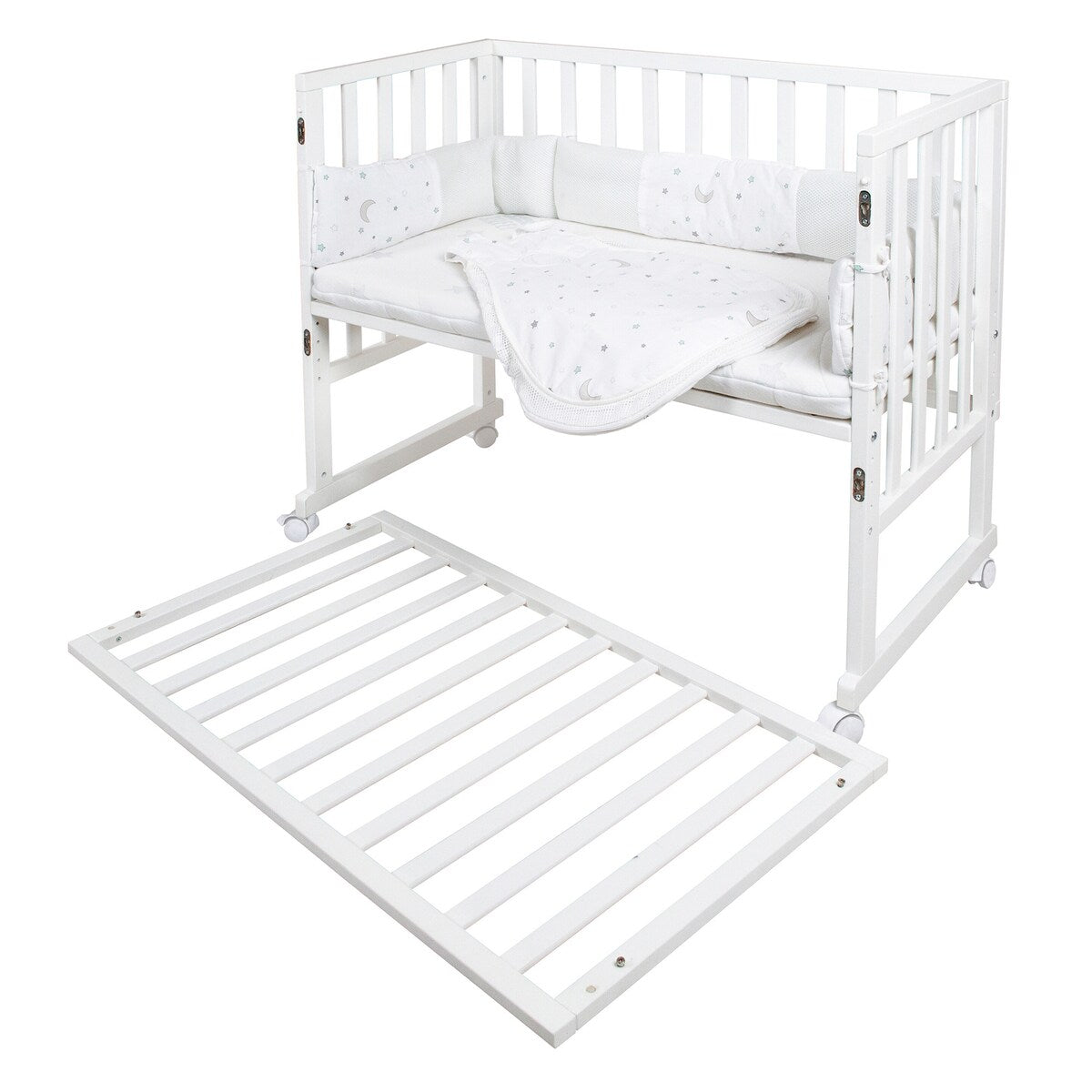 Montert Bedside crib 3-i-1 Sternenzauber safe asleep® hvit i foreldreseng