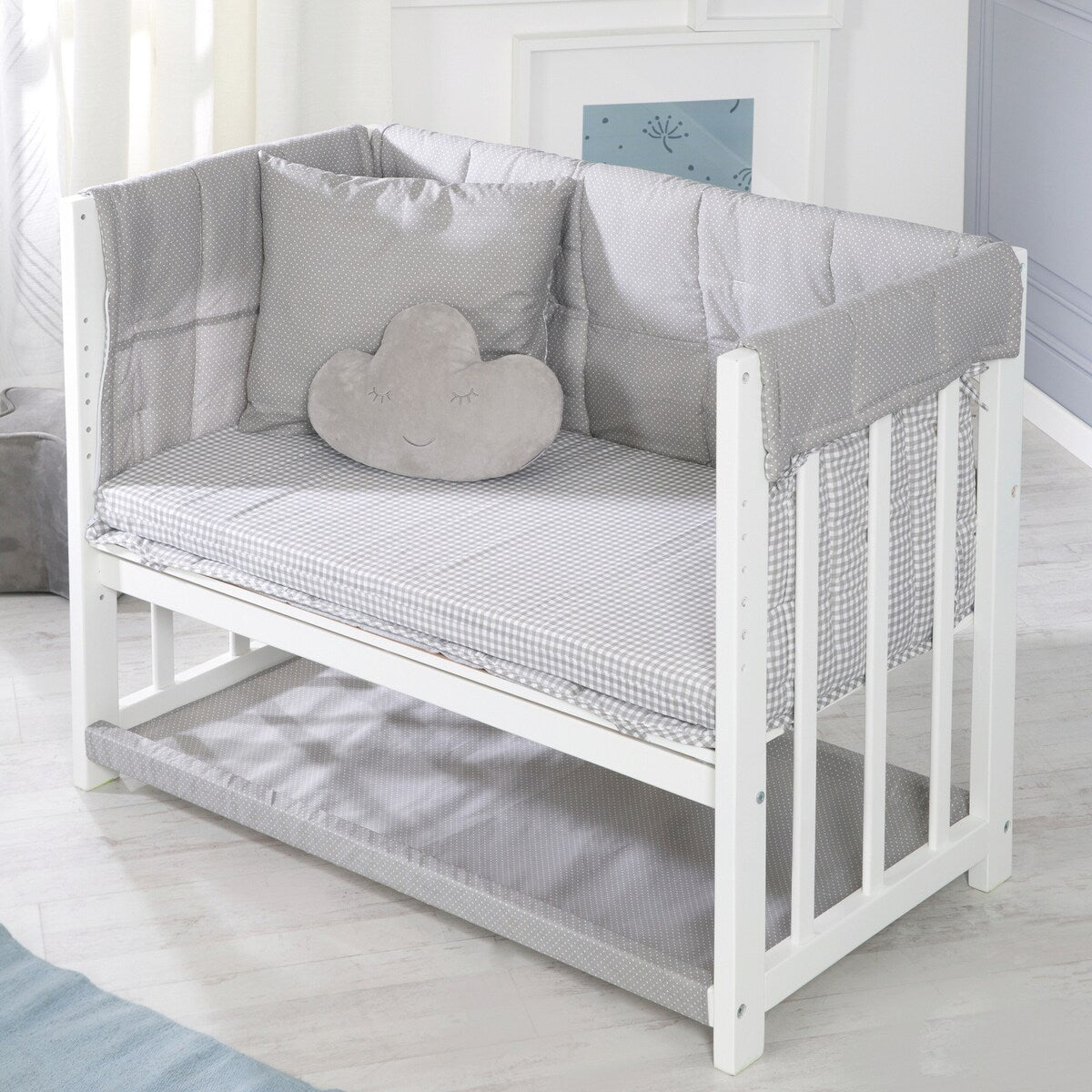 Bedside crib 4-i-1 Adam & Eule med vugge og himmel montert ved foreldreseng