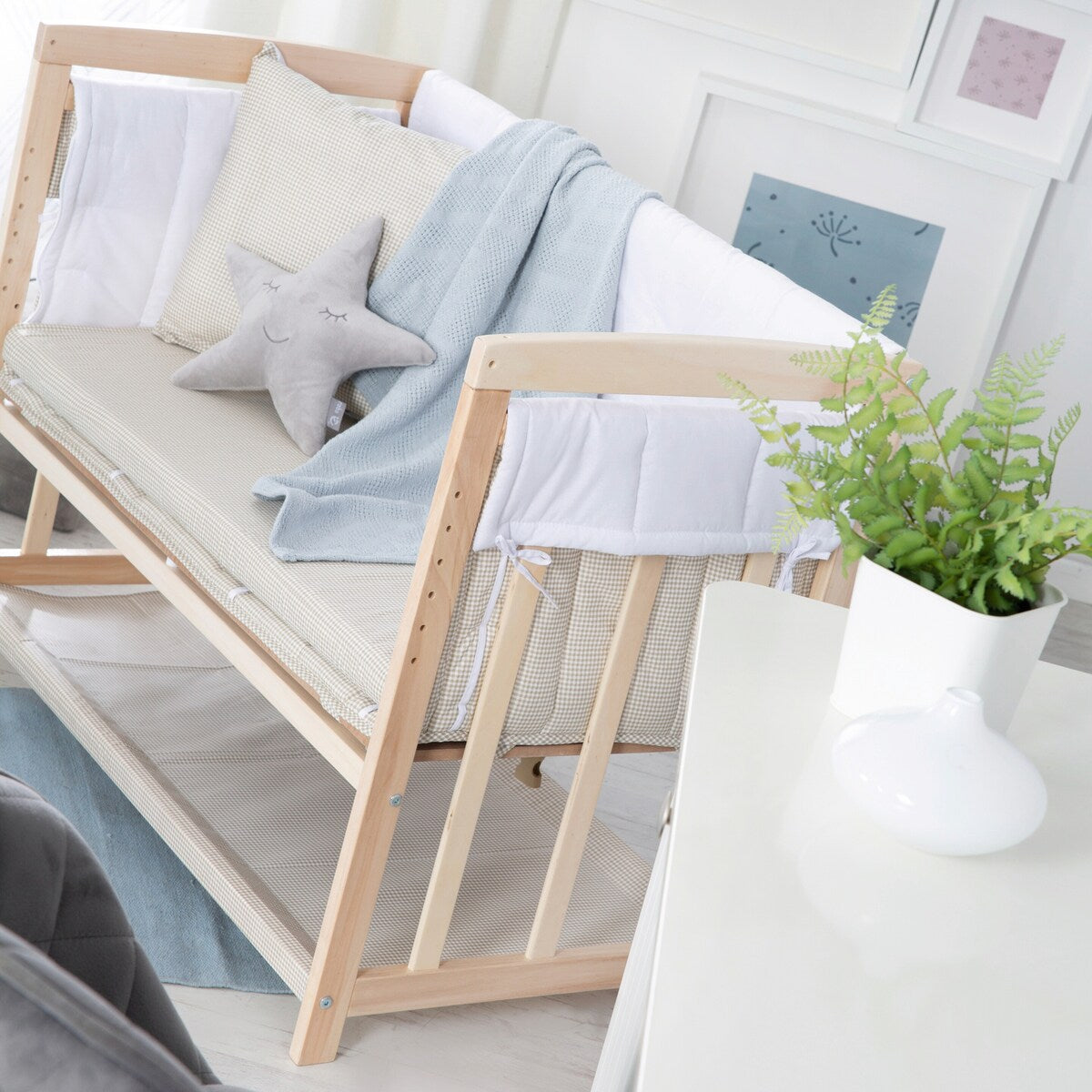 Nærbilde av festestropper på Bedside crib 4-i-1 Liebhabär