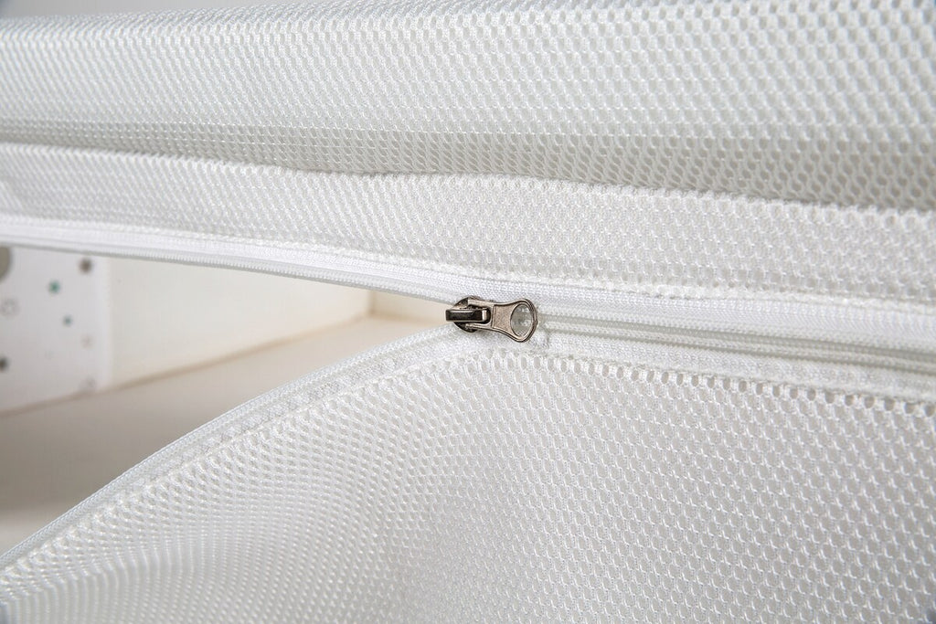 Nærbilde av polstret safe asleep® nest i Bedside crib 60x120 cm Sternenzauber safe asleep®