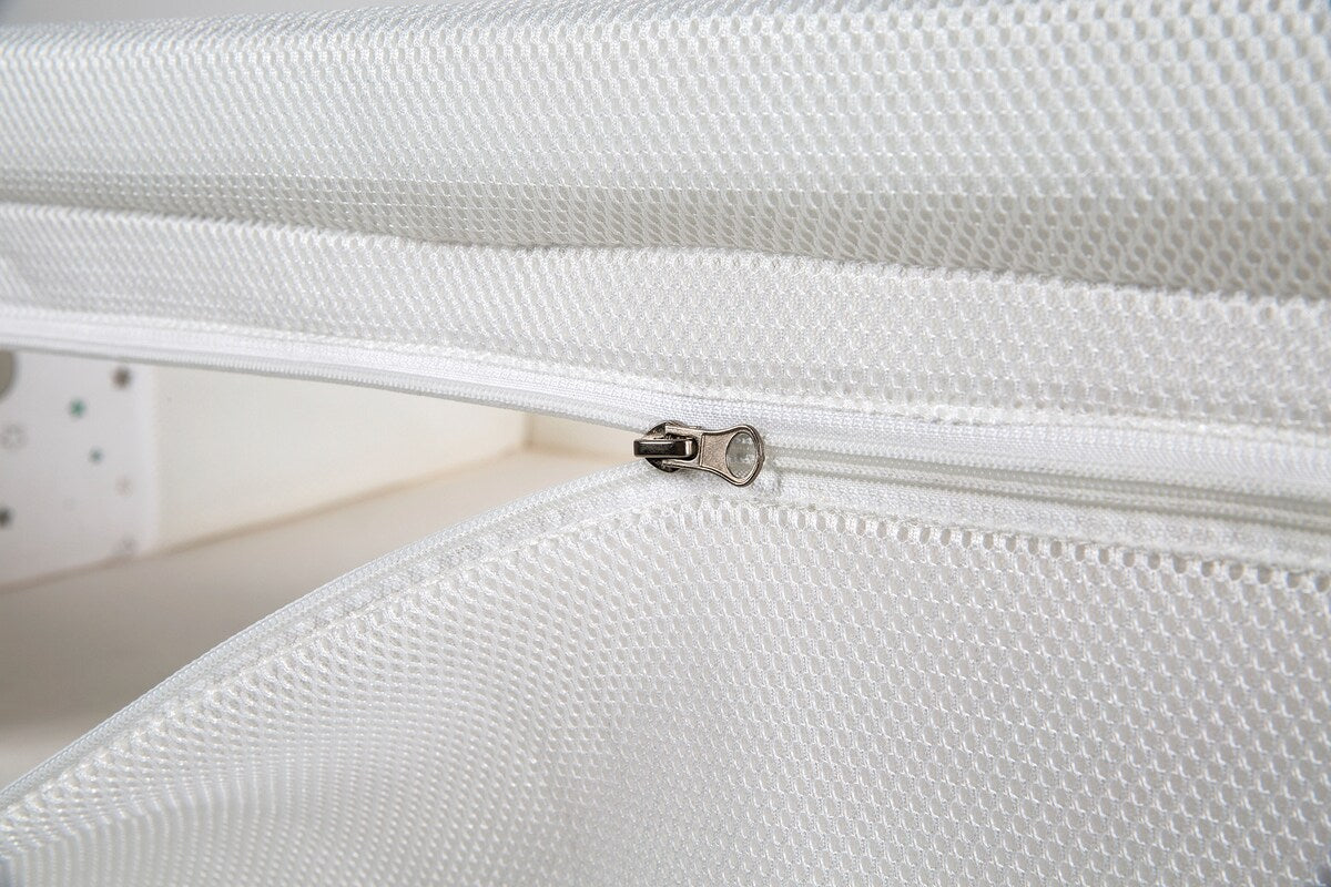 Nærbilde av polstret safe asleep® nest i Bedside crib 60x120 cm Sternenzauber safe asleep®