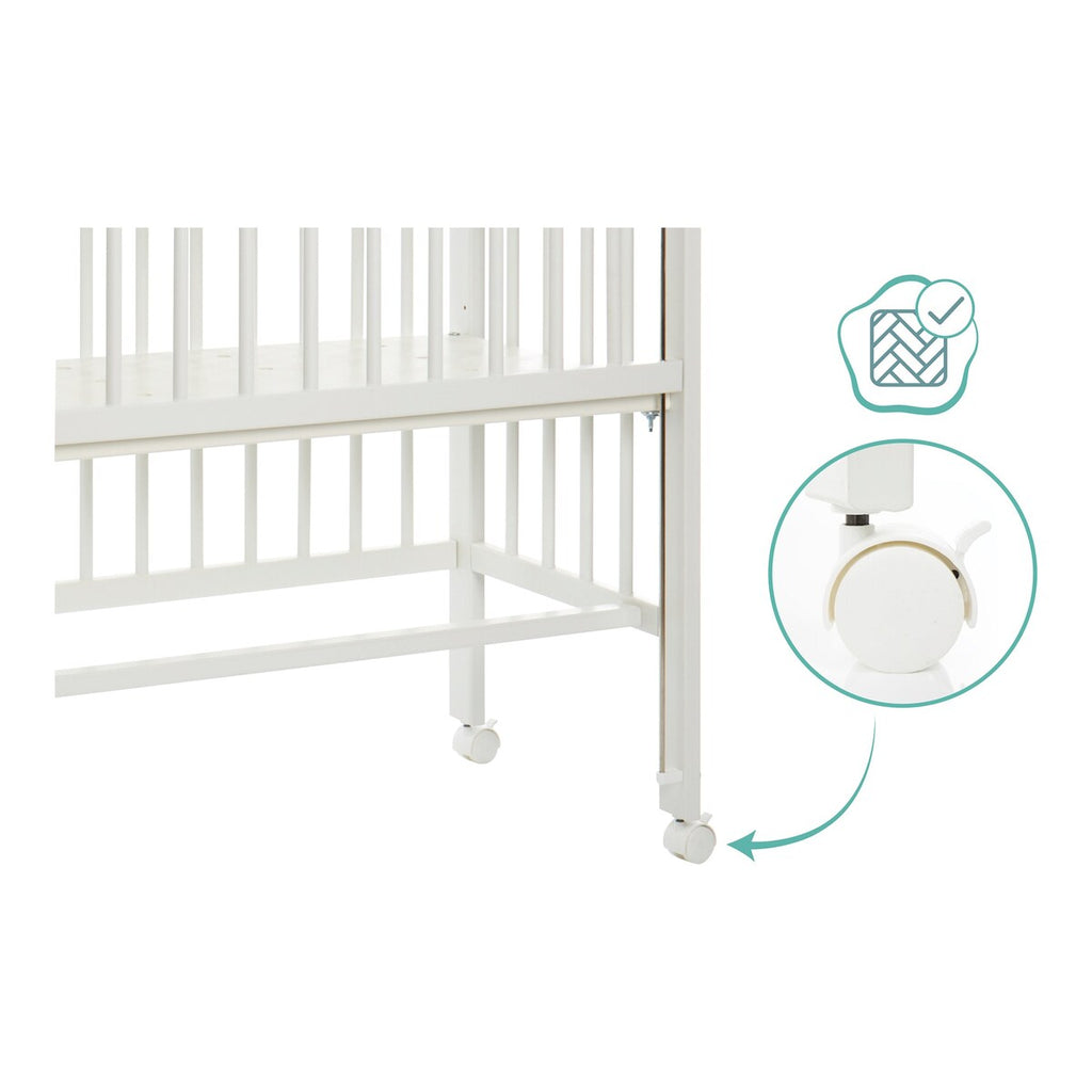 Bedside crib Cocon 4-trinns høydejustering montert ved foreldreseng