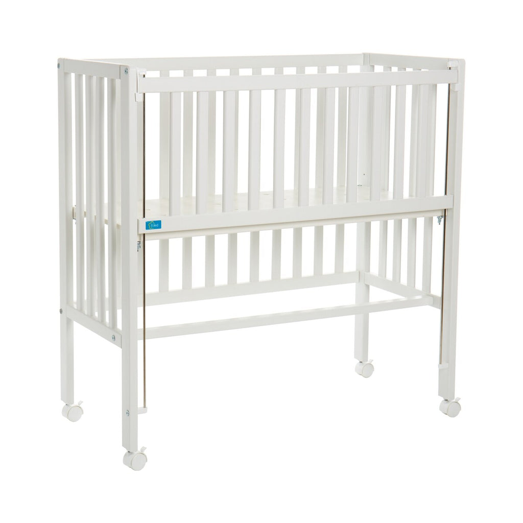 Bedside crib Cocon Plus med hjul i massiv bøk forfra