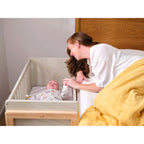 Detalj av hjul på Bedside crib Hato 3-i-1 i bøk og gummitre