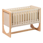 Montert Bedside crib Hato 3-i-1 i bøk og gummitre ved siden av seng