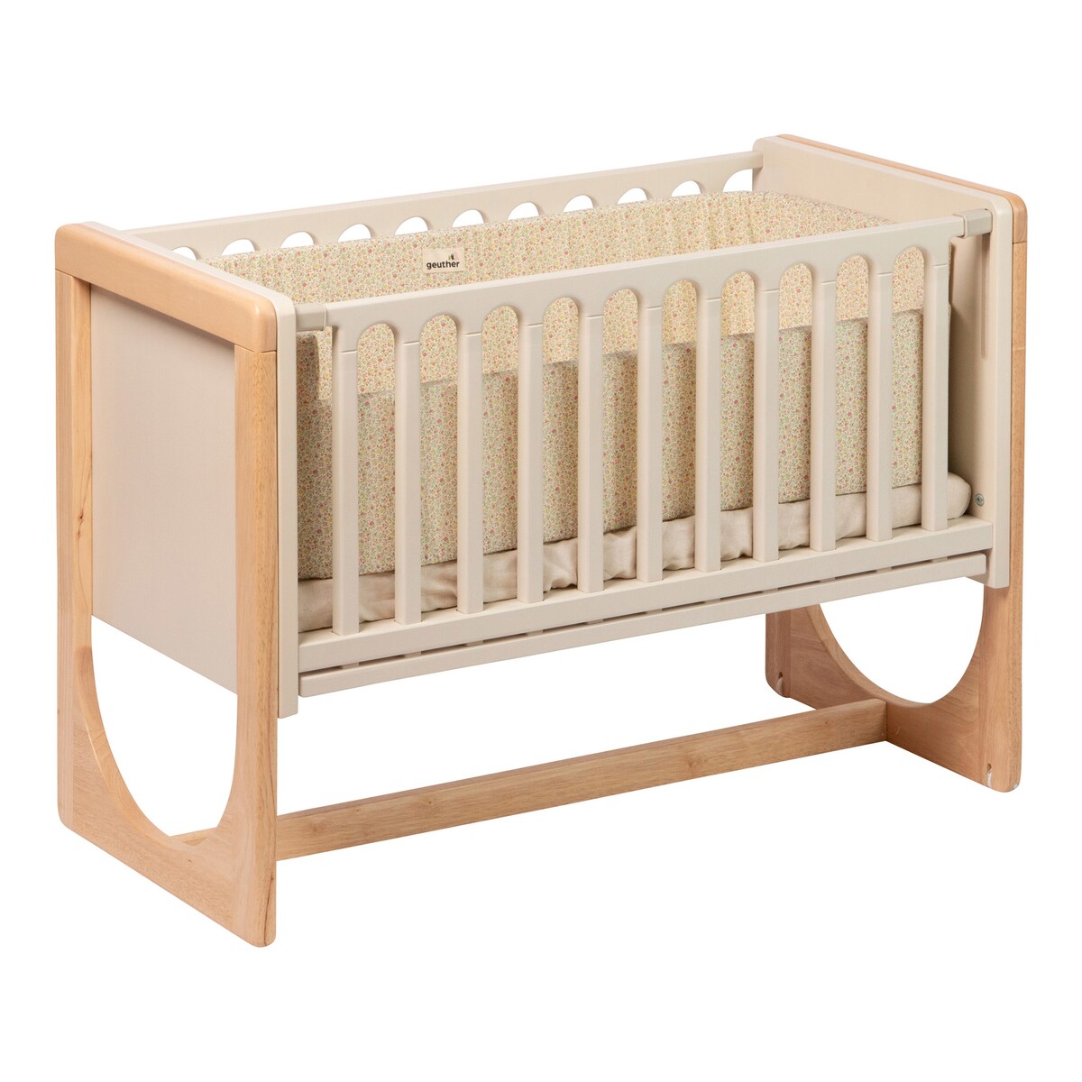 Montert Bedside crib Hato 3-i-1 i bøk og gummitre ved siden av seng
