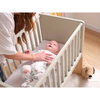 Bedside crib Hato 3-i-1 i bøk og gummitre som barnesofa
