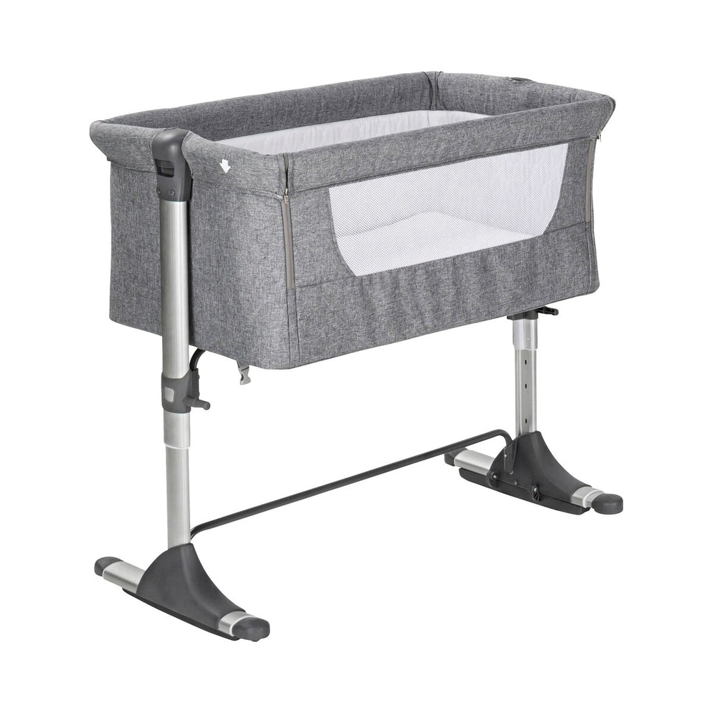 Detalj av tekstilsidepanel på Bedside crib Joy 85x49 cm med madrass og aluminiumsramme