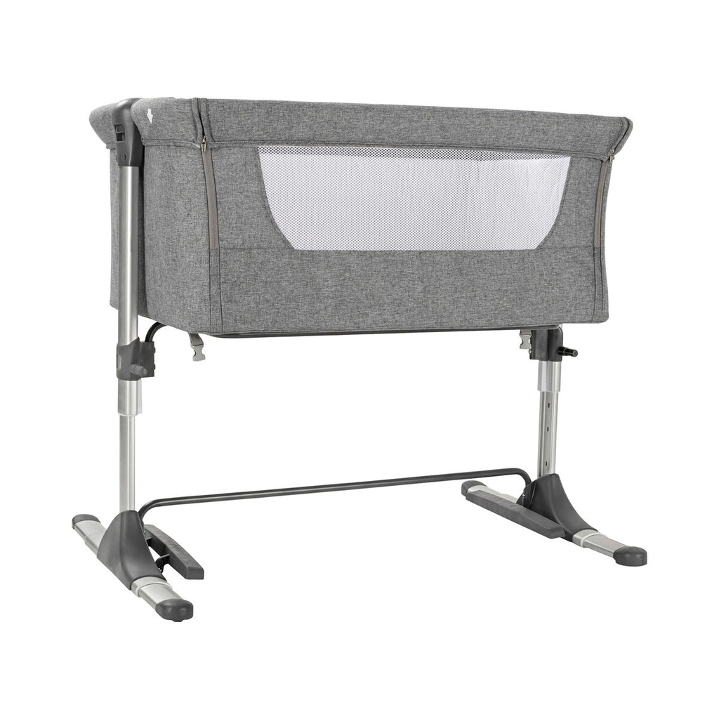 Bedside crib Joy 85x49 cm med madrass og aluminiumsramme montert ved foreldreseng