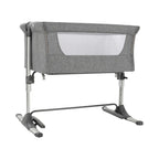 Bedside crib Joy 85x49 cm med madrass og aluminiumsramme montert ved foreldreseng