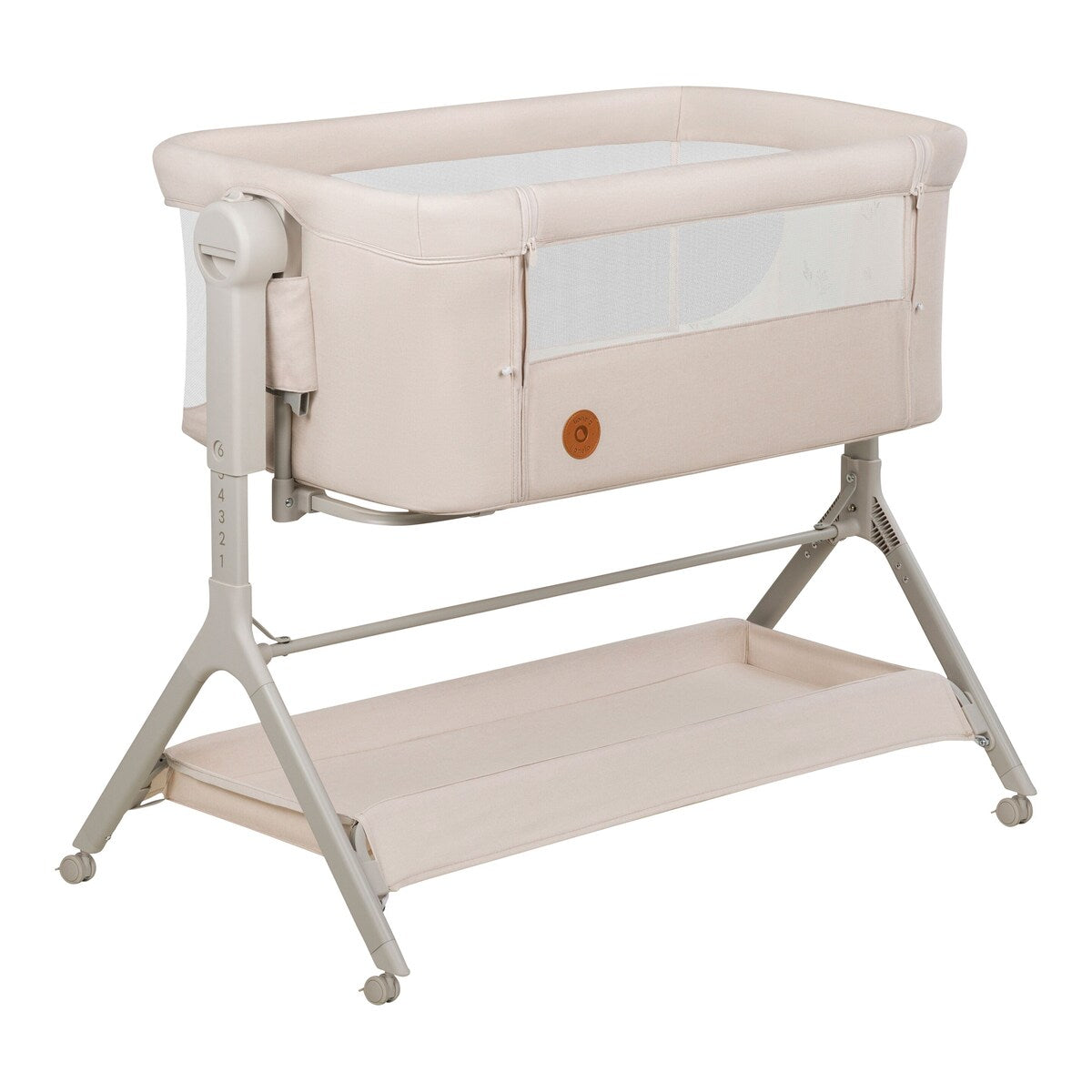 Bedside crib Leonie Plus 3-i-1 med madrass og hjul forfra